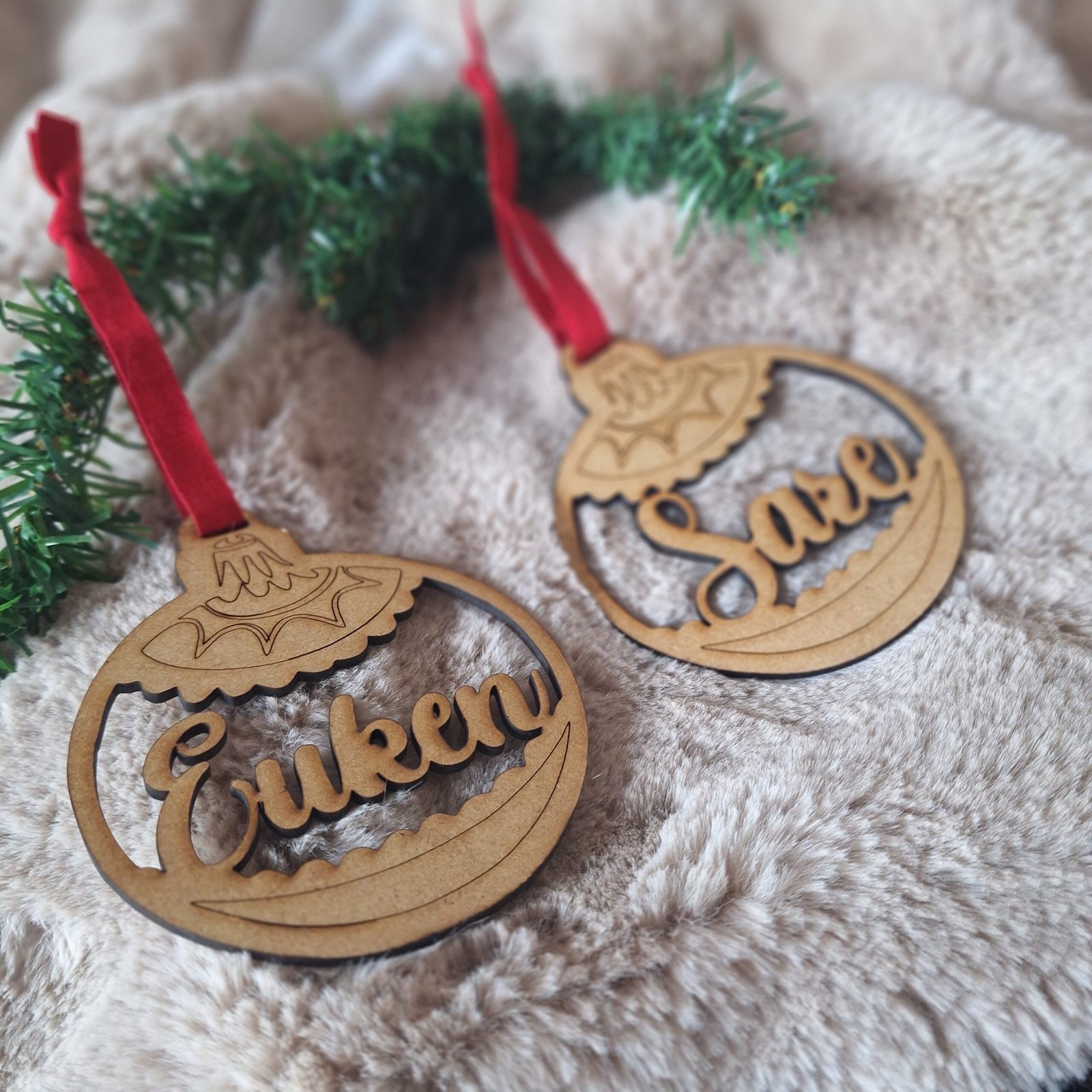 Bola de Navidad personalizada en madera – Nombre recortado